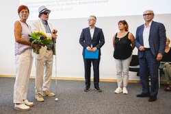 Gewinner des Inklusionspreises: Stadtwerke Sömmerda und Architekturbüro Casparius (links im Bild: Laudatorin Carola Stange, LINKE) . Klick öffnet eine vergrößerte Ansicht.