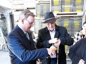 Ministerpräsident Ramelow und der TLMB bei ihrem Besuch in einer der Werkshallen des Inklusionsbetriebes. Klick öffnet eine vergrößerte Ansicht.