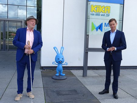Joachim Leibiger und Boris Lochthofen vor dem MDR Gebäude