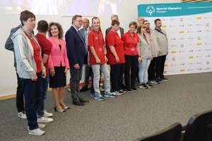 Gruppenbild mit Landtagspräsidentin Pommer, Bodo Ramelow sowie den Athletinnen und Athleten in den roten T-Shirts der Nationalmannschaft. Klick öffnet eine vergrößerte Ansicht.