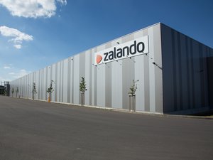 Firmengelände des Zalando Logistikzentrums in Erfurt, Ansicht eines Hallengebäudes mit Zalando-Logo. Klick öffnet eine vergrößerte Ansicht.