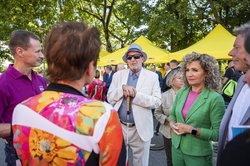 Rundgang an den Ständen der Fraktionen, TLMB und Birgit Pommer am Stand der parlamentarischen Gruppe "Freie Bürger für Thüringen". Klick öffnet eine vergrößerte Ansicht.