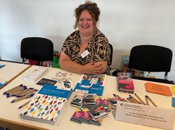 Birgit Tscherner, AGSV am Stand. Klick öffnet eine vergößerte Ansicht.