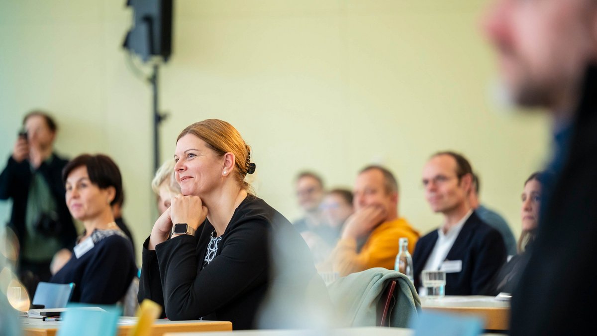 Blick ins Publikum, im Bild: die kommunale Beauftragte N. Briechle 