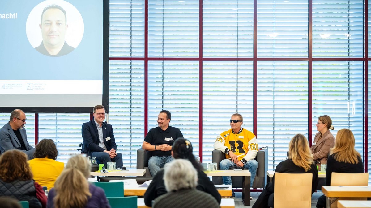 Podiumsrunde mit kommunalen Beauftragten, Moderator Stadali und LBB-Mitgliedern und 