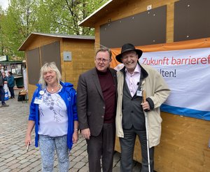 TLMB mit Ministerpräsident Bodo Ramelow und der stellvertretenden BSVT-Vorsitzenden Kerstin Rödiger auf dem Apoldaer Markt. Klick öffnet eine vergrößerte Ansicht.