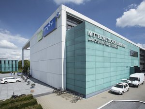 MDR Landesfunkhaus in Eckperspektive mit großformatiger Beschriftung an der Fassade, Foto: MDR. Klick öffnet eine vergrößerte Ansicht.