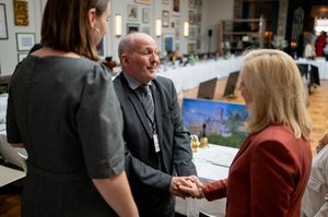 TLMB Leibiger schüttelt die Hand von Bundesministerin N. Warken, links im Bild die Thüringer Gesundheitsministerin Schenk, Bild: Jacob Schröter/TMSGAF. Klick öffnet eine vergrößerte Ansicht.