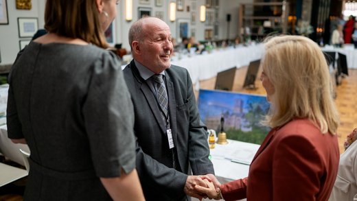 Gruppenbild mit der Thüringer Gesundheitsministerin Schenk und Bundesgesundheitsministerin Warken, Bildmitte Joachim Leibiger (Jacob Schröter/TMSGAF) 