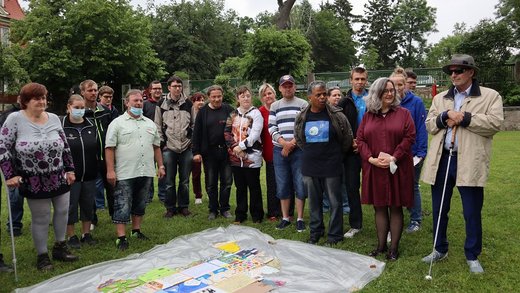 Gruppenfoto vor dem Puzzlebild mit Wünschen der Werkstatträte aus ganz Thüringen.  Rechts im Bild: Joachim Leibiger mit Ministerin Heike Werner. 