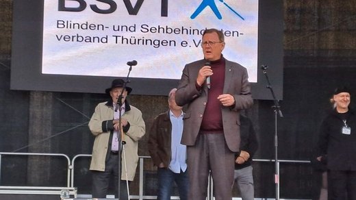 Ministerpräsident Bodo Ramelow spricht auf dem 2. Inklusionsfestival, im Hintergrund TLMB Joachim Leibiger