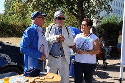 Am Stand: BSVT-Führhundehalter Walter Fischer mit der Leiterin EUTB Frau Engel. Klick öffnet eine vergrößerte Ansicht.