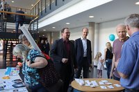 Landtagspräsident Dr. König und Referent Hr. Forelle (Bildmitte) am Stand. Klick öffnet eine vergrößerte Ansicht.