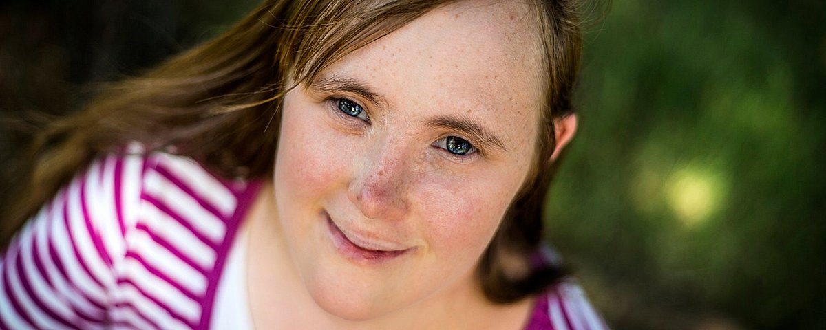 Porträtfoto von Carina Kühne, Aktivistin und Autorin zum Thema Thema Trisomie 21