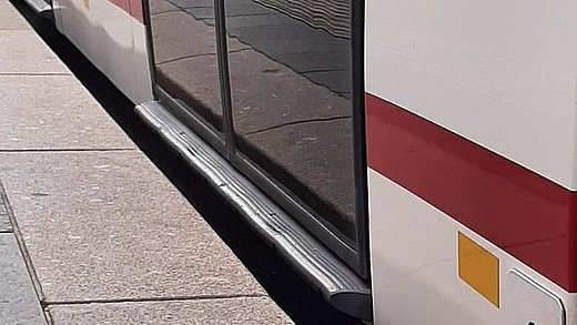 Einstieg in Straßenbahn, Detailansicht des Türbereichs am barrierefreien Bahnsteig