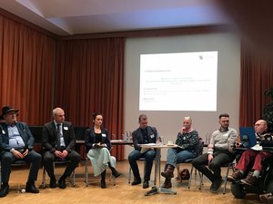 Podiumsdiskussion mit TLMB J. Leibiger, dem sächsischen Landesbeauftragten für Inklusion M. Welsch,  C. Golze, KSV Sachsen; R. Beckert, Vorsitzender Landesbehindertenbeirat; Pia Lehmann (betroffene Mutter) und Mitglied Behindertenbeirat; Martin Becker zuhause GmbH Leipzig; Jens Merkel, Mitglied Landesbehindertenbeirat und Assistenz. Klick öffnet eine vergrößerte Ansicht.