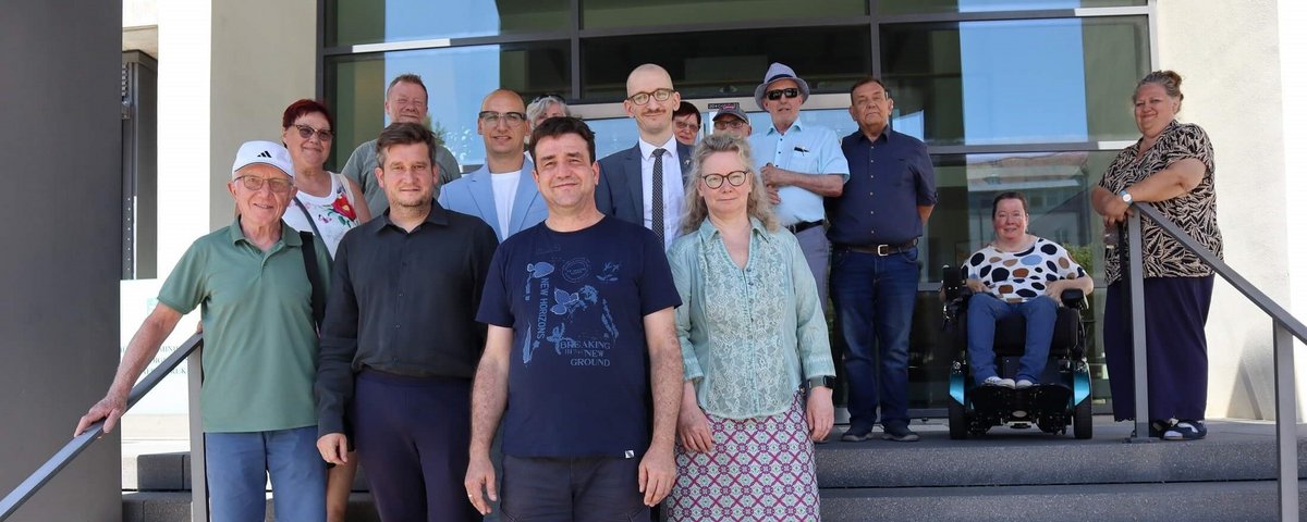 Gruppenbild der neuen stimmberechtigten LBB-Mitglieder auf den Stufen des Infrastrukturministeriums