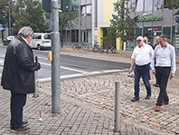 Rundgang mit Brille und Langstock zur Sensibilisierung von Fahleuten. Klick öffnet eine vergrößerte Ansicht.