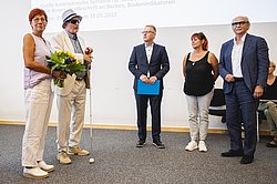 Gewinner des Inklusionspreises: Stadtwerke Sömmerda und Architekturbüro Casparius (links im Bild: Laudatorin Carola Stange, LINKE) . Klick öffnet eine vergößerte Ansicht.