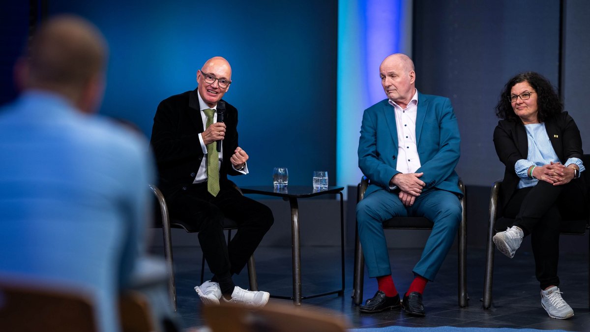 Podiumsrunde mit Teilnehmden 