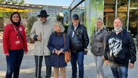 Gruppenbild am Eingang zum danakil-Haus: Susanne Richter, Teamleiterin Organisation/IT BUGA 2021; Joachim Leibiger und Frau; Bernd Gräser, BSVT e.V. . Klick öffnet eine vergrößerte Ansicht.