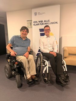 TLMB Dennis Petschner und der hessische Beauftragte Andreas Winkel, beide im Rollstuhl sitzend. Klick öffnet eine vergrößerte Ansicht.