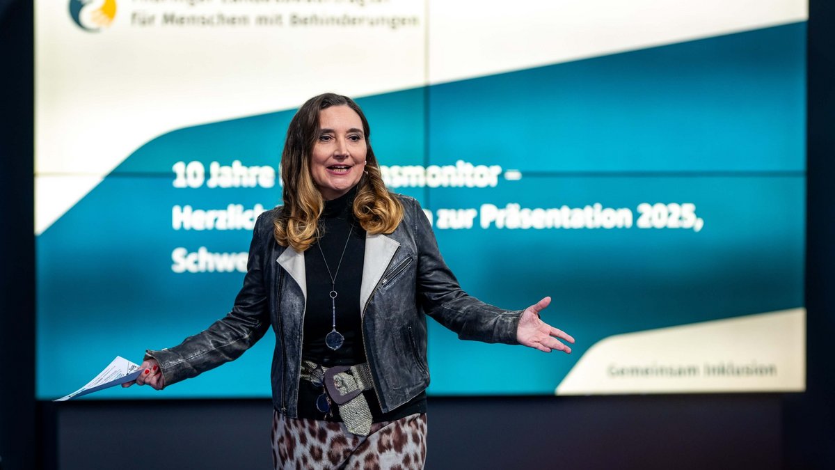 Moderatorin Peggy Patzschke begrüßt das Publikum