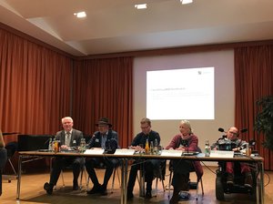 Joachim Leibiger bei seinem Vortrag am 02.02. in Dresden; weitere Teilnehmer im Podium: Ingo Berger Stellvertretende Vors. Landesbehindertenbeirat Sachsen, Ralph Beckert Vors. Landesbehindertenbeirat, Pia Lehmann Mitglied LBB sowie Jens Merkel Mitglied LBB . Klick öffnet eine vergrößerte Ansicht.