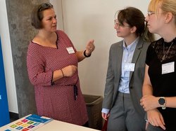 Sabine Feuer, A. Wallrodt und Nadine Semm (alle TLMB-Büro). Klick öffnet eine vergößerte Ansicht.