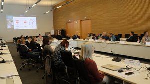 Blick in den Großen Sitzungssaal im Thüringer Landtag, Teilnehmerrunde . Klick öffnet eine vergrößerte Ansicht.