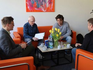 Dennis Petschner mit Harri Etzold, Landesverband der Gehörlosen Thüringen e.V. sowie Thomas Wartenberg und D. Löffelholz von Biling e.V., alle sitzend. Klick öffnet eine vergrößerte Ansicht.