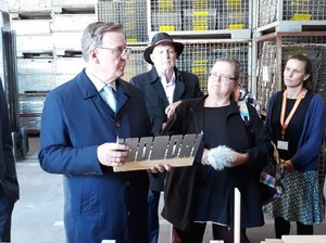 Ministerpräsident Ramelow und der TLMB bei ihrem Besuch in einer der Werkshallen des Inklusionsbetriebes. Klick öffnet eine vergrößerte Ansicht.