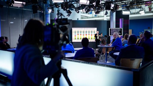 Blick der Kamerafrau auf das Geschehen im Studio, Perspektive von hinter der Kamera (Bild: Jacob Schröter)