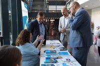 Birgit Tscherner und Jens Elschner am Broschürentisch im Gespräch mit Staatssekretär Sport und Ehrenamt D. Möller. Klick öffnet eine vergrößerte Ansicht.