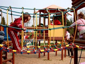 Kinder klettern auf dem Spielplatz. Klick öffnet eine vergrößerte Ansicht.