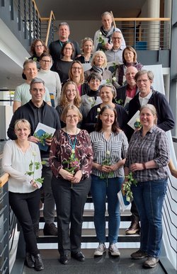 Fachleute aus dem Netzwerk Barrierefrei (Gruppenbild auf einer Treppe im Thüringer Landtag). Klick öffnet eine vergrößerte Ansicht.