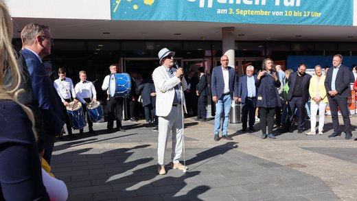 TLMB Joachim Leibiger spricht zu Publikum beim Tag der offenen Tür 2022, der als Inklusionstag stattfand