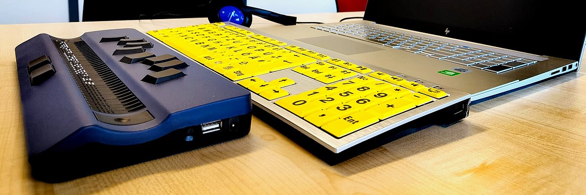Blindheitsgemäßer Arbeitsplatz mit Braillezeile
