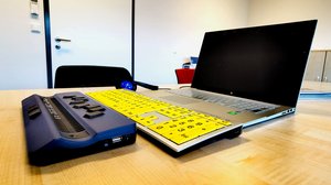 Blindheitsgemäßer Arbeitsplatz mit Braillezeile. Klick öffnet eine vergößerte Ansicht.