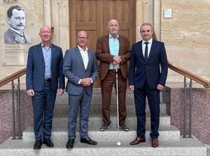 die Beauftragten aus den drei mitteldeutschen Ländern vor dem Portal der Dresdner Staatskanzlei. Klick öffnet eine vergößerte Ansicht.