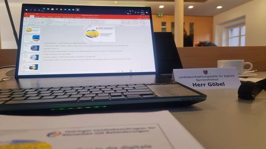 Aufgeklappter Laptop mit Präsentationsansicht am Platz von Referent Enrico Göbel
