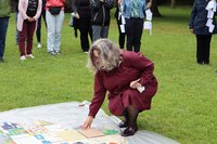 Ministerin Heike Werner fügt das letzte Puzzleteil hinzu.. Klick öffnet eine vergrößerte Ansicht.