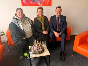 Dennis Petschner mit Nancy Frind und Andrea Grassow von LaFIT. Klick öffnet eine vergrößerte Ansicht.