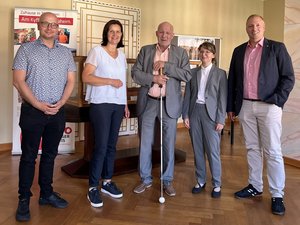 Gruppenbild mit 5 Personen im Landratsamt Kyffhäuserkreis . Klick öffnet eine vergößerte Ansicht.