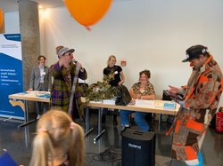 Clowns bei einem walking act vor dem TLMB-Stand. Klick öffnet eine vergößerte Ansicht.