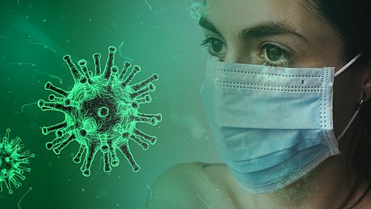 Frau mit Mund-Nasen-Schutz, daneben mikroskopische Darstellung des Virus