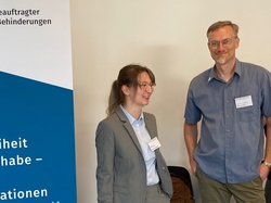Alexandra Wallrodt und Markus Lorenz, stellvertretender TLMB, am Stand. Klick öffnet eine vergößerte Ansicht.