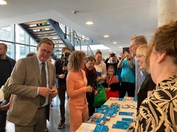 Ministerpräsident Bodo Ramelow und Landtagspräsidentin B. Pommer am Stand. Klick öffnet eine vergößerte Ansicht.