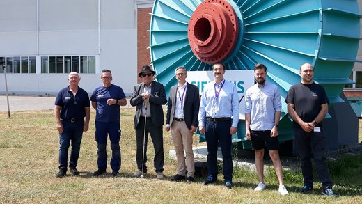 Gruppenbild mit dem TLMB und Teilen der Werksleitung vor dem Werksgebäude 