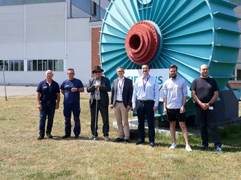 Gruppenbild mit dem TLMB und Teilen der Werksleitung vor dem Werksgebäude. Klick öffnet eine vergrößerte Ansicht.